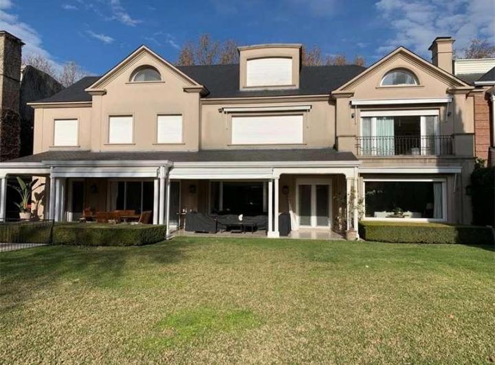 Casa · 700m² · 6 Ambientes · 1 Cochera