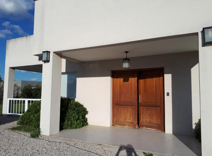 Casa · 280m² · 5 Ambientes · 1 Cochera