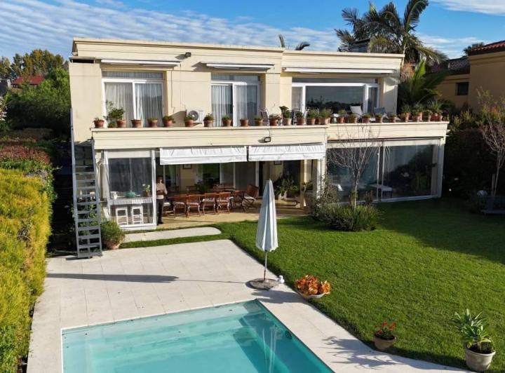Casa · 391m² · 7 Ambientes · 4 Cocheras
