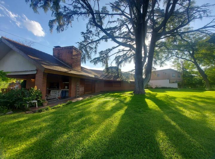 Casa · 250m² · 6 Ambientes · 5 Cocheras