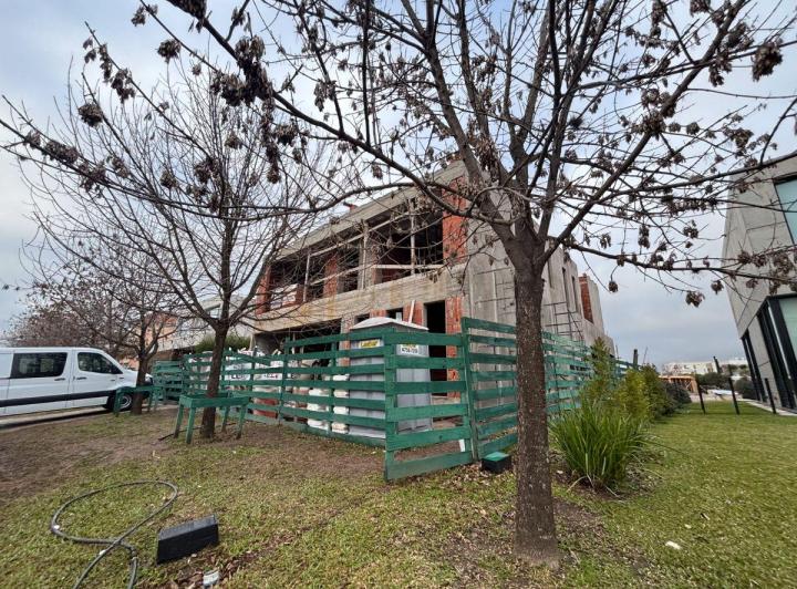 Casa · 520m² · 10 Ambientes · 4 Cocheras