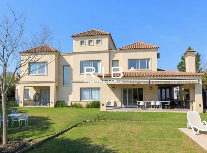 Casa · 300m² · 5 Ambientes · 2 Cocheras