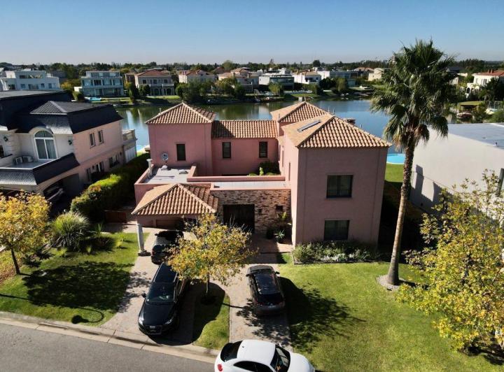 Casa · 397m² · 5 Ambientes · 1 Cochera