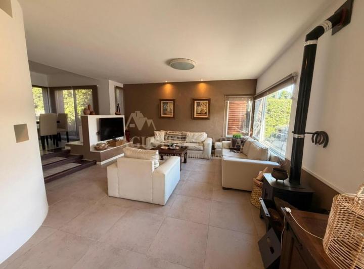 Casa · 211m² · 5 Ambientes · 2 Cocheras