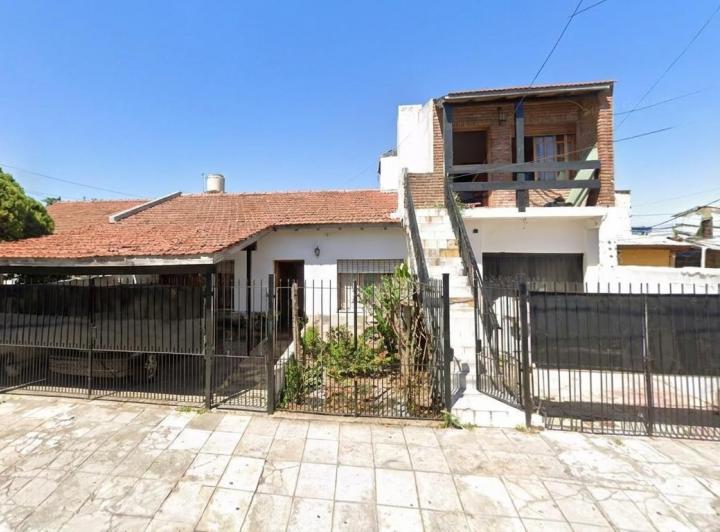 Casa · 200m² · 8 Ambientes · 2 Cocheras