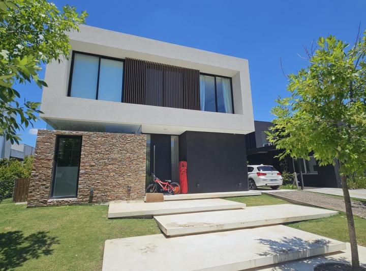 Casa · 190m² · 5 Ambientes · 2 Cocheras
