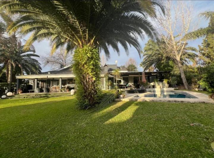 Casa · 320m² · 6 Ambientes · 5 Cocheras