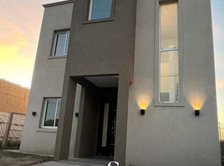 Casa · 90m² · 5 Ambientes · 2 Cocheras