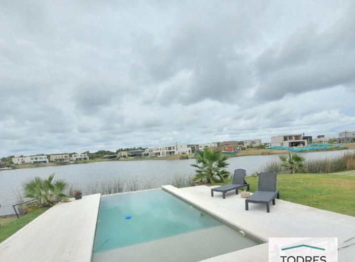 Casa · 220m² · 5 Ambientes · 2 Cocheras
