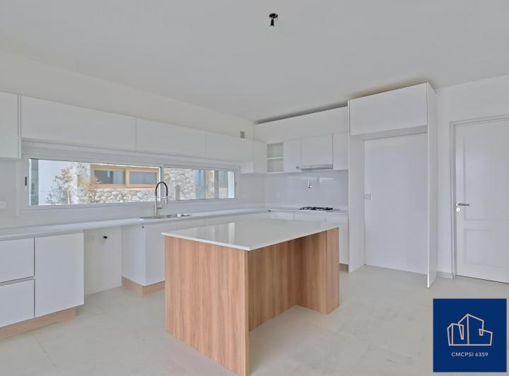 Casa · 243m² · 5 Ambientes · 3 Cocheras