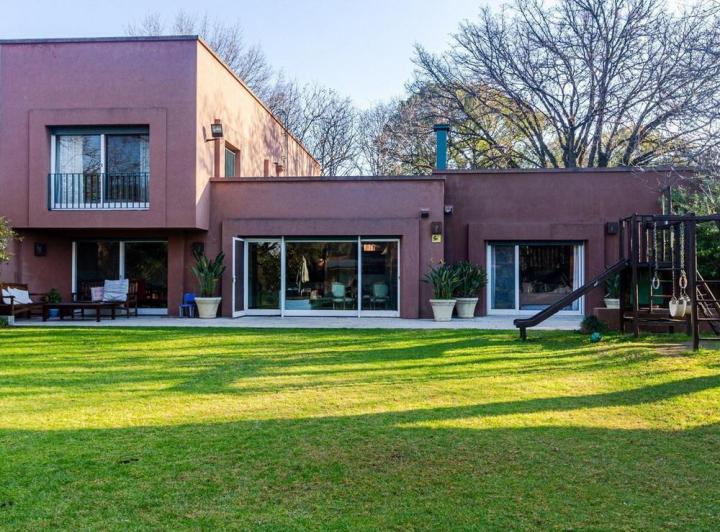 Casa · 410m² · 9 Ambientes · 1 Cochera