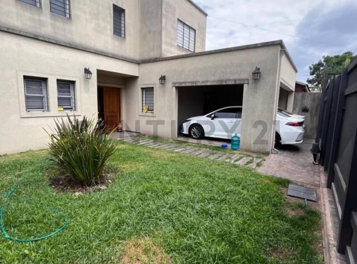 Casa · 250m² · 4 Dormitorios · 2 Cocheras