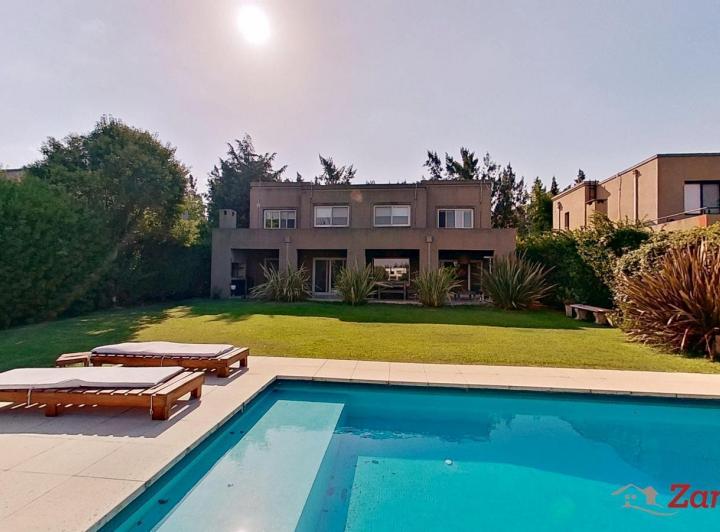 Casa · 240m² · 6 Ambientes · 4 Cocheras