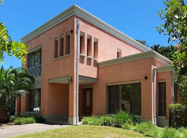 Casa · 240m² · 5 Ambientes · 2 Cocheras