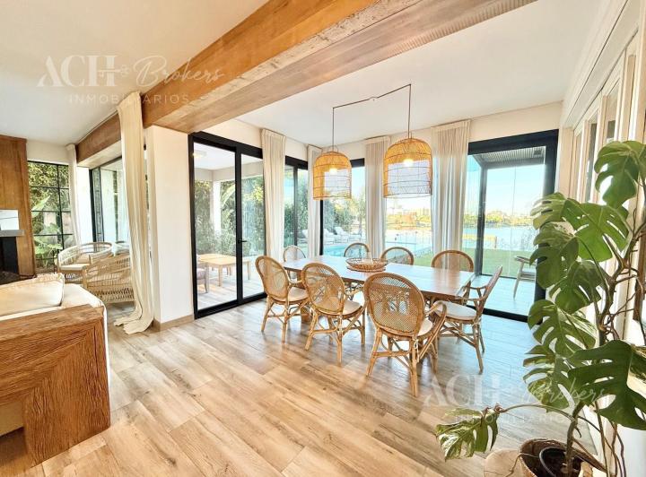 Casa · 390m² · 8 Ambientes · 4 Cocheras