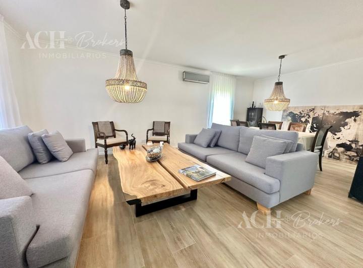 Casa · 253m² · 6 Ambientes · 1 Cochera