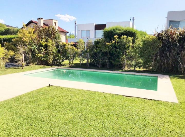 Casa · 220m² · 7 Ambientes · 2 Cocheras