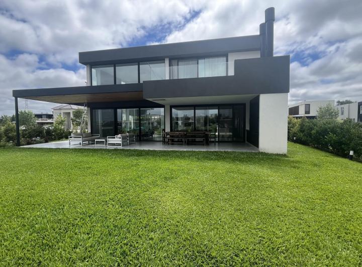 Casa · 337m² · 7 Ambientes