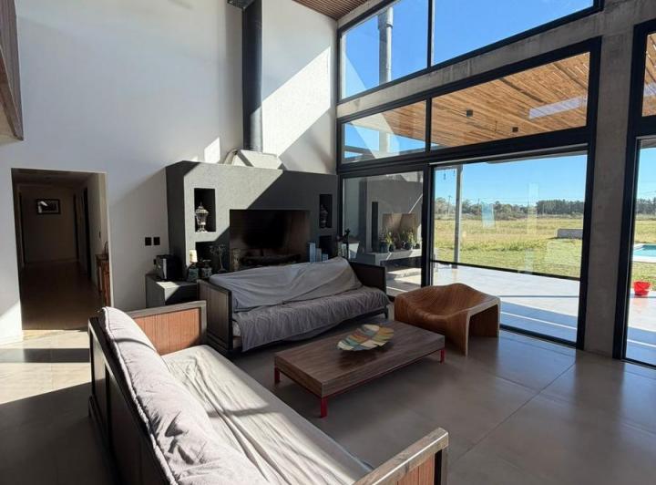 Casa · 514m² · 6 Dormitorios · 2 Cocheras