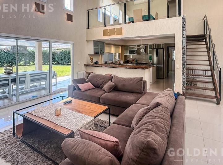 Casa · 292m² · 7 Ambientes · 4 Cocheras