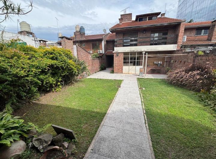 Casa · 284m² · 6 Ambientes · 4 Cocheras