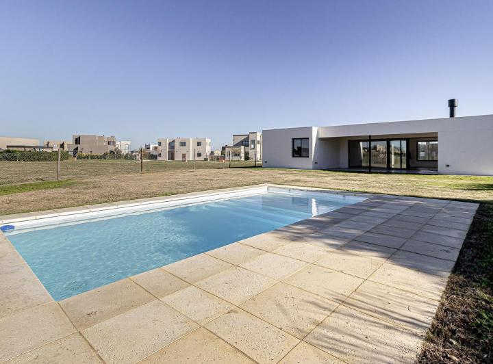 Casa · 180m² · 5 Ambientes · 5 Cocheras