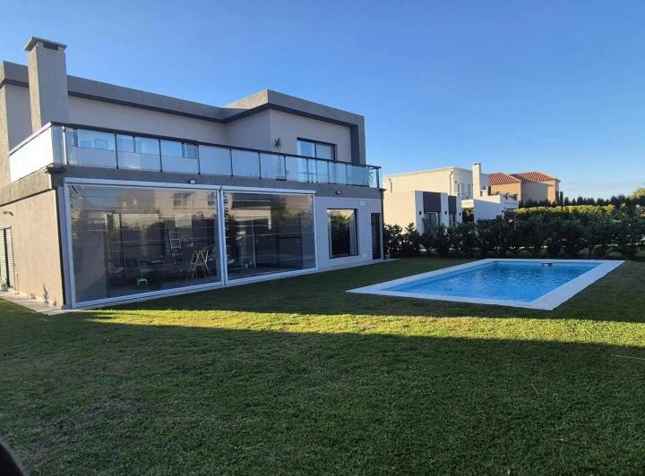 Casa · 212m² · 6 Ambientes · 2 Cocheras