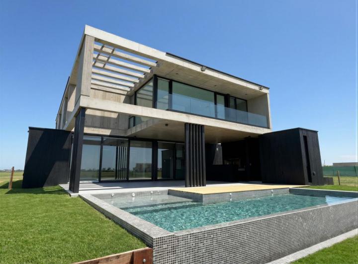 Casa · 340m² · 9 Ambientes · 2 Cocheras