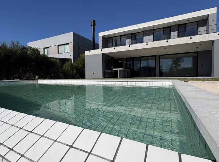 Casa · 292m² · 6 Ambientes · 2 Cocheras