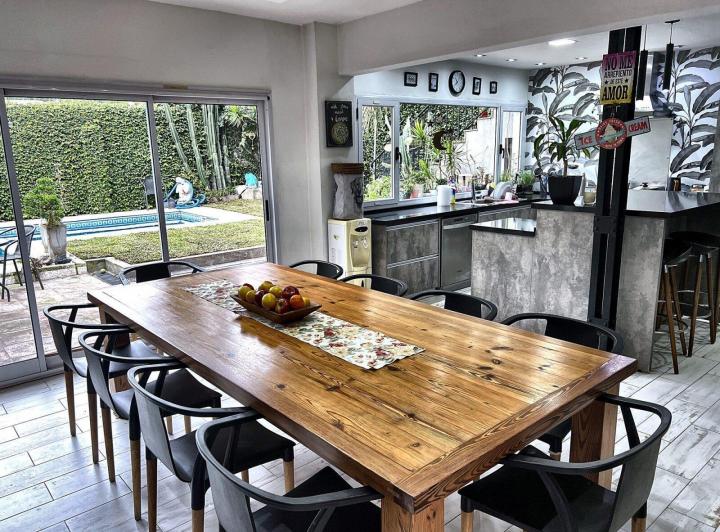 Casa · 300m² · 6 Ambientes · 3 Cocheras