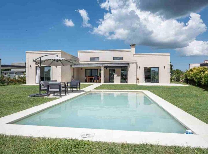 Casa · 195m² · 5 Ambientes · 2 Cocheras
