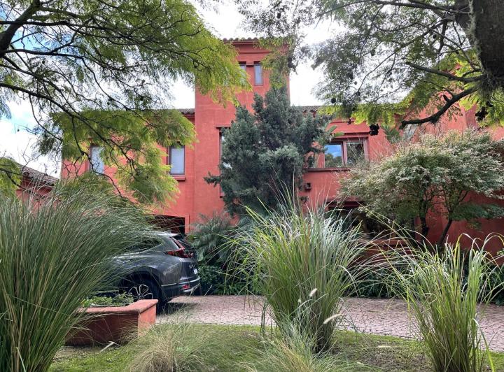 Casa · 750m² · 8 Ambientes · 5 Cocheras