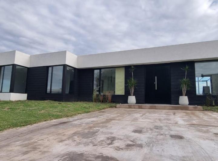 Casa · 230m² · 6 Ambientes · 1 Cochera