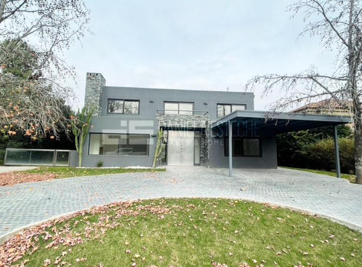 Casa · 385m² · 7 Ambientes · 2 Cocheras