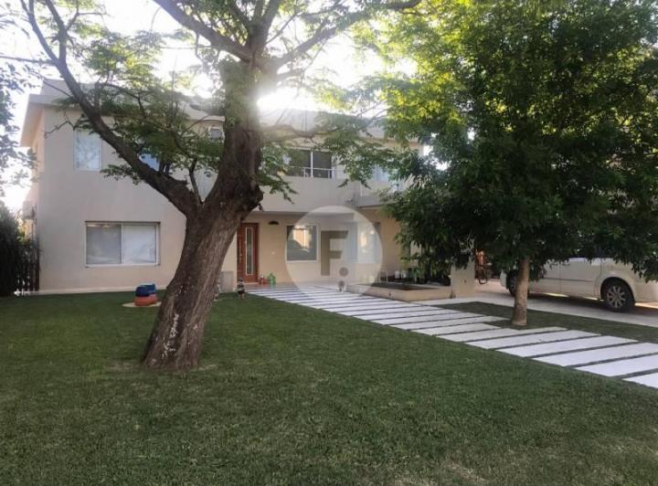 Casa · 247m² · 5 Ambientes · 2 Cocheras