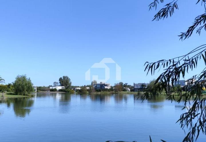 Casa · 200m² · 6 Ambientes · 2 Cocheras
