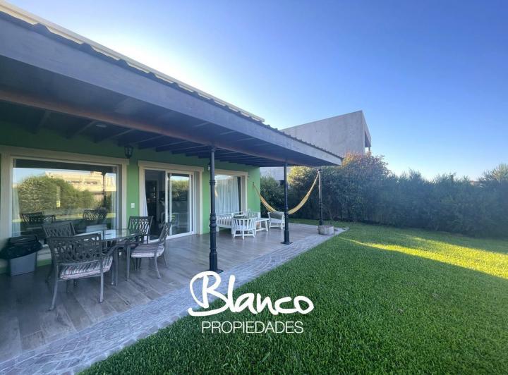 Casa · 215m² · 5 Ambientes · 1 Cochera