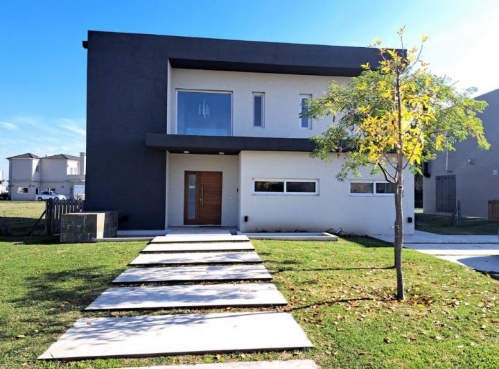 Casa · 210m² · 5 Ambientes · 2 Cocheras