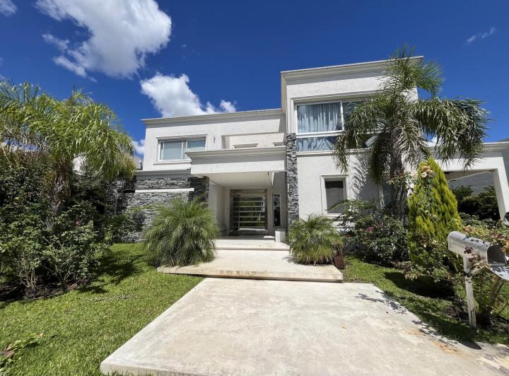 Casa · 420m² · 6 Ambientes · 1 Cochera