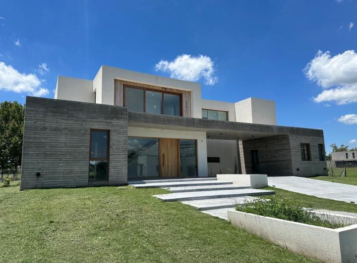 Casa · 294m² · 6 Ambientes · 2 Cocheras