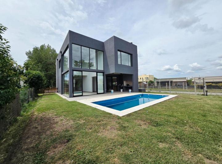 Casa · 220m² · 6 Ambientes · 2 Cocheras