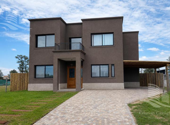 Casa · 240m² · 4 Ambientes · 2 Cocheras
