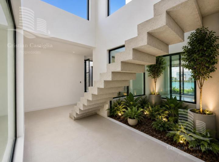 Casa · 223m² · 6 Ambientes · 2 Cocheras