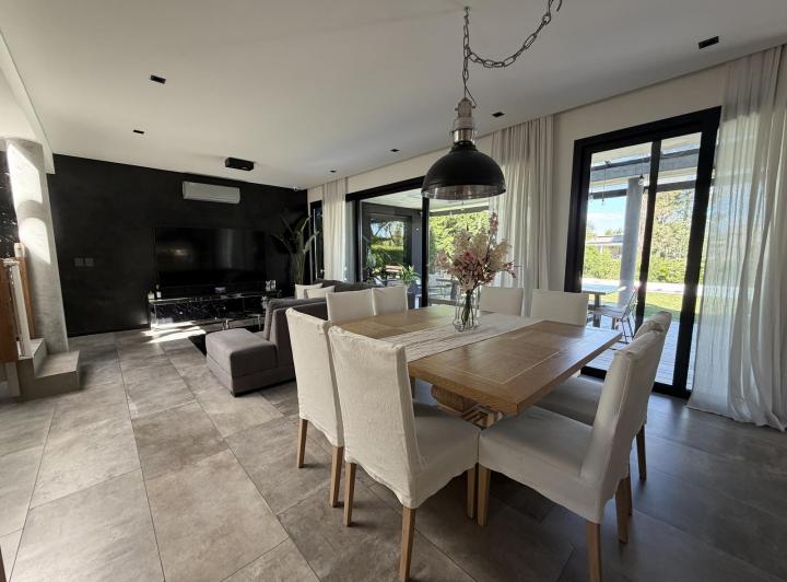 Casa · 204m² · 5 Ambientes · 2 Cocheras