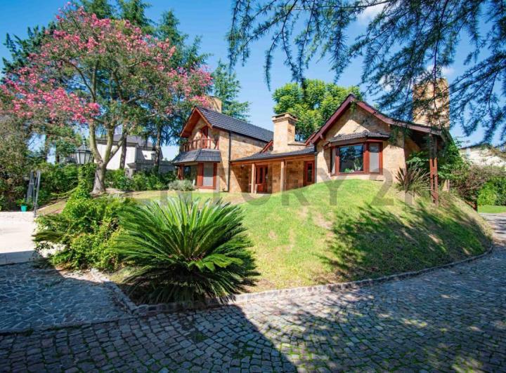 Casa · 280m² · 6 Ambientes · 6 Cocheras
