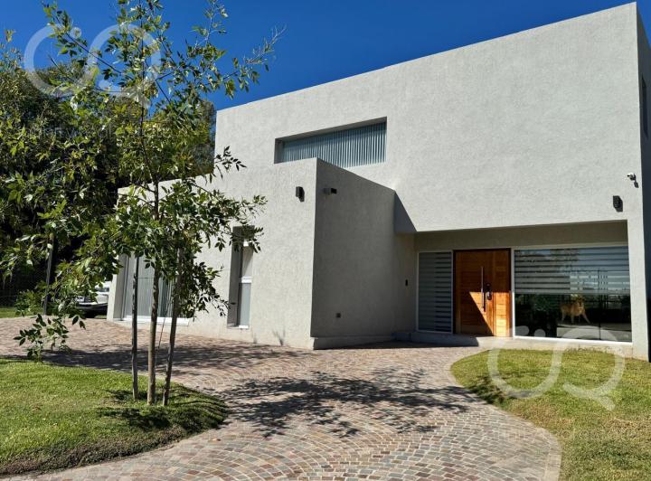 Casa · 195m² · 5 Ambientes · 2 Cocheras