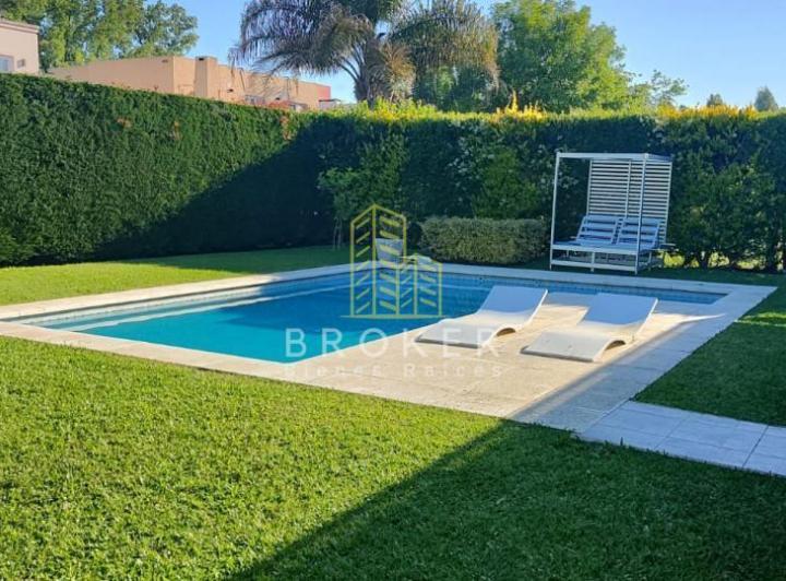 Casa · 214m² · 5 Ambientes · 1 Cochera