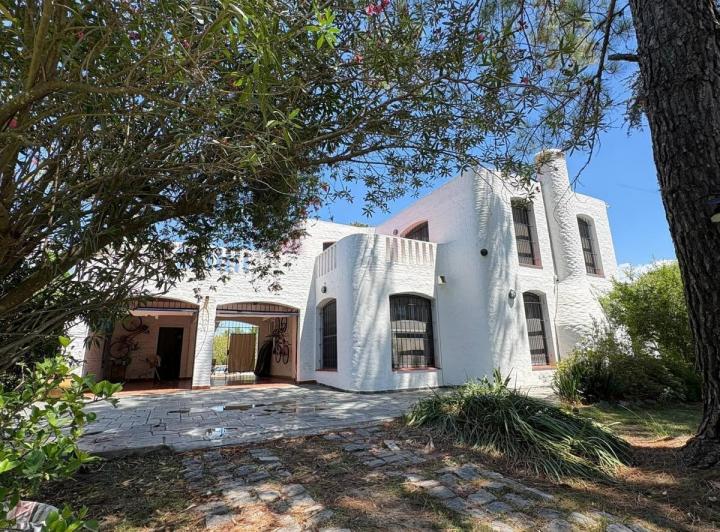 Casa · 290m² · 5 Ambientes · 2 Cocheras