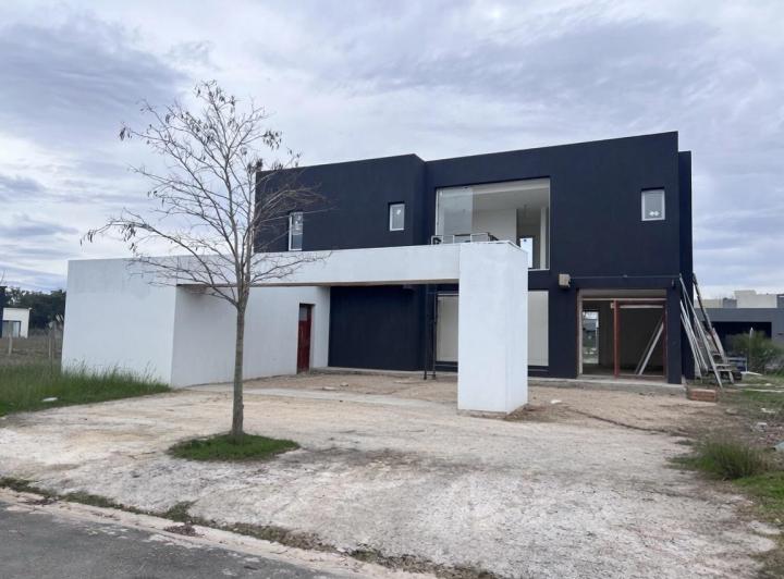 Casa · 200m² · 5 Ambientes