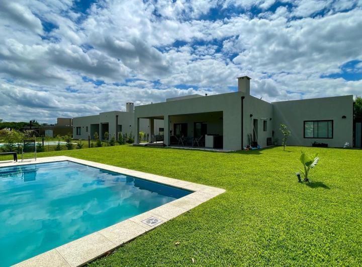 Casa · 200m² · 6 Ambientes · 4 Cocheras